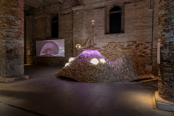 Ein h�bsch postmoderner Steinhaufen mit Video-Screen: �Shaped Touches� (55) von Sean Lally.