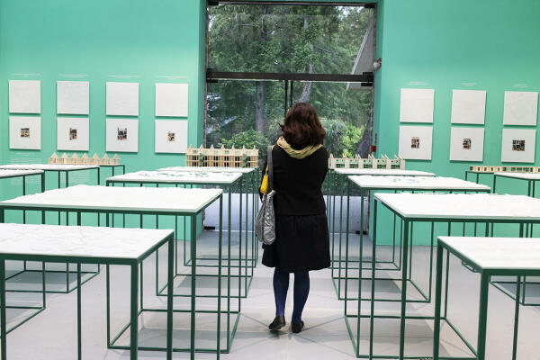 Dogma �berraschen hingegen mit ihrer programmatisch verdichteten Vorort-Auseinandersetzung �The Opposite Shore. Retrofitting Suburban Settlements from Property to Cooperation� (15).