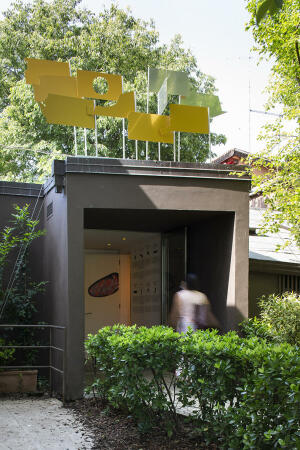 Dort haben Matilde Cassani, Ignacio G. Galan und Ivan L. Munuera die Toiletten im Sinne ihrer Arsenale-Arbeit �Your Restroom is a Battleground� umgestaltet.