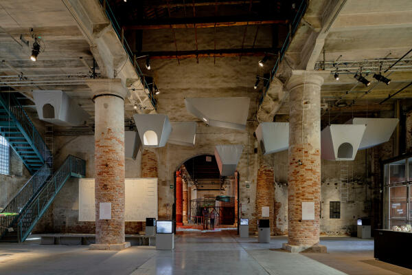 In der �Hall of Protocols� (45) werden von Aristide Antonas, Elina Axioti, Mona Mahall und Asli Serbest Zukunftsszenarien zur Post-urbanity pr�sentiert, die sich aus den heutigen Ver�nderungen unter Einfluss des Internets ableiten.