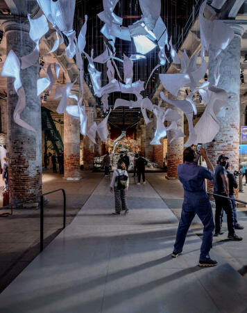 Blick ins Arsenale mit einer Installation (6) von Refik Anadol.