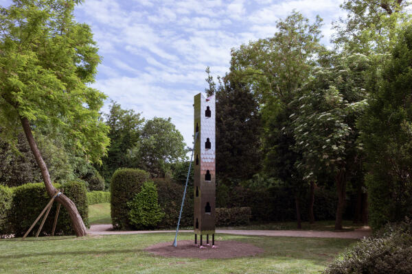 Wie schon bei ihrer Installation am Anfang des Arsenale zeigen Studio Ossidiana auch im Garten ein postmodern anmutendes Vogelhaus � nur dieses Mal im Ma�stab 1:1 (A6). Und damit geht es in die Giardini.
