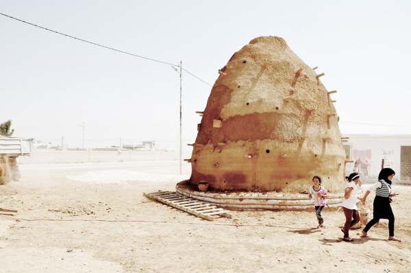 Aus der Ausstellung Critical Care. Architektur für einen Planeten in der Krise: Emergency Architecture & Human Rights (EAHR): 100 Klassenrume für geflüchtete Kinder, Zaatari Village, Jordanien, 2017
