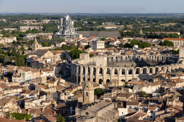 Auf weite Sicht ragt der Turm ber die historische Altstadt von Arles hinaus.