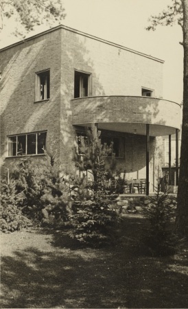 Der nach Entwürfen des Bauhaus-Schülers Paul Linder angefügte Balkon am Wohnhaus, Foto nach 1935