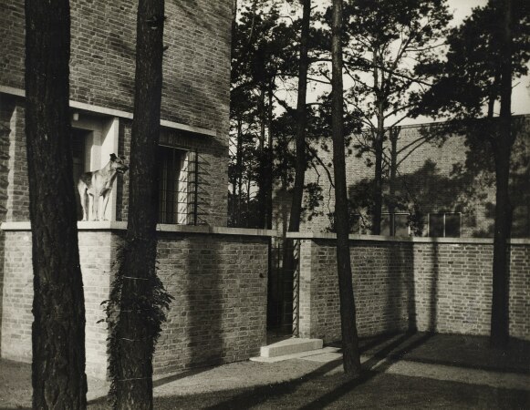 Eingang in die Sensburg (mit Schferhund), vor 1935