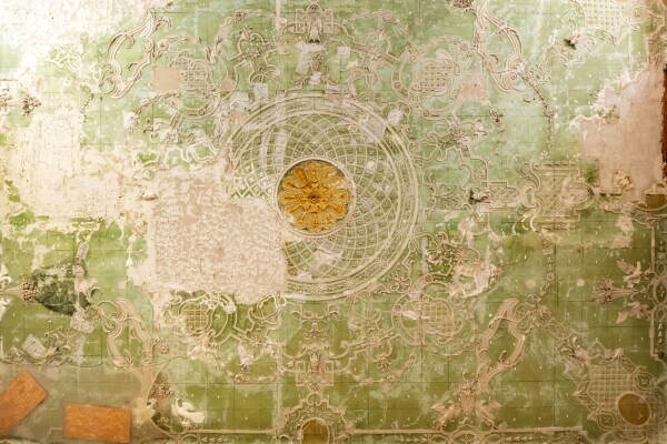 Die Decke wurde restauratorisch berarbeitet.