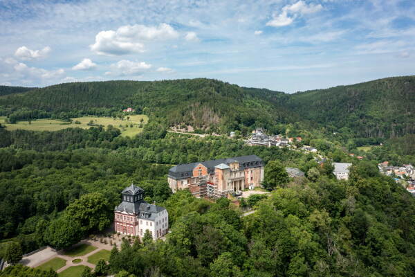 Schloss Schwarzburg steht auf einem Felsen �ber dem Tal des Flusses Schwarza. Die Adelsdynastie von Schwarzburg-Rudolstadt hatte eine mittelalterliche Burganlage �ber die Jahrhunderte zum Barockschloss mit Hauptgeb�ude, Schlosskirche, Kaisersaal und Zeughaus ausgebaut.