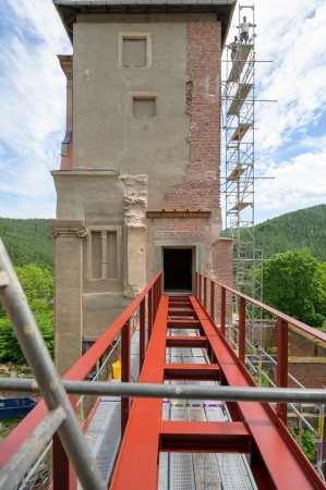 Eine fehlgeleitete Silvesterrakete f�hrte in den 80er Jahren zum Brand der Turmhaube. Das Dach ist provisorisch gesichert.