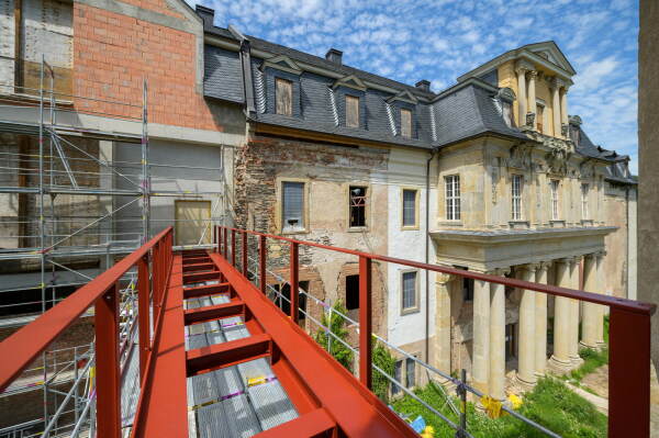 Der zweite Fluchtweg f�r die Veranstaltungsr�ume verl�uft �ber den Schlossturm, der durch eine neue Br�cke angebunden ist.