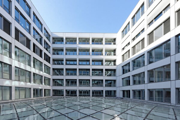 Der Wohntrakt von FBAA im Innenhof des Farbre-Baus