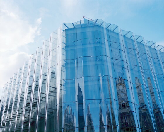 Die gewellte Glasfassade des Kaufhauses La Samaritaine von Sanaa.