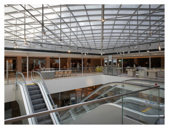 Der Lichthof des Neubaus von Sanaa