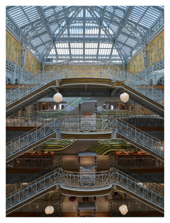 Die gro�e Freitreppe in der Samaritaine