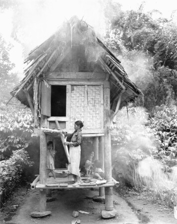Aus der Ausstellung Verschwundene Landschaften  Ursula Schulz-Dornburg, Fotografien 19801998: Lumbung Reisspeicher, Tana Toraja, Sulawesi 1983