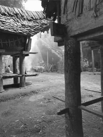 Aus der Ausstellung Verschwundene Landschaften  Ursula Schulz-Dornburg, Fotografien 19801998: Lumbung Reisspeicher, Tana Toraja, Sulawesi 1983