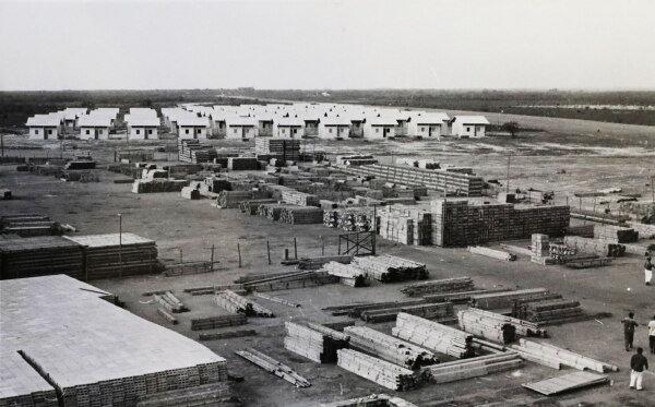 Krankenhaus und Schlafs�le, die in die Britische Kolonie Aden verschifft wurden, lagern am Fu�e einer bergigen Landschaft.