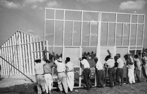 Konstruktion eines Hauses in Kolumbien, 1956.