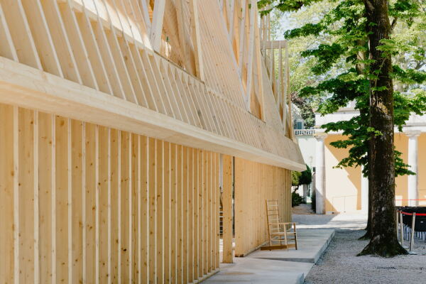 Holzrahmen-Installation vor dem Pavillon der Vereinigten Staaten