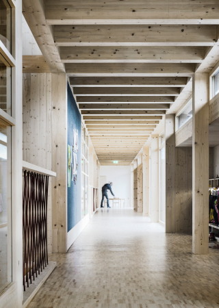 Kindergarten-Erweiterung bei Salzburg von dunkelschwarz