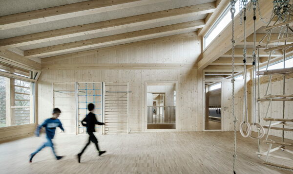 Kindergarten-Erweiterung bei Salzburg von dunkelschwarz