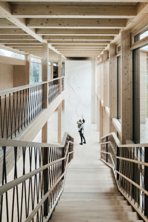 Kindergarten-Erweiterung bei Salzburg von dunkelschwarz