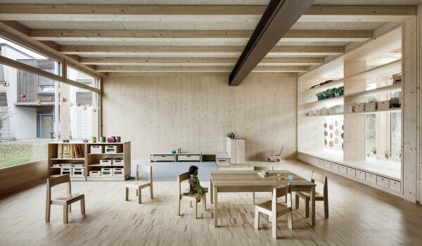 Kindergarten-Erweiterung bei Salzburg von dunkelschwarz