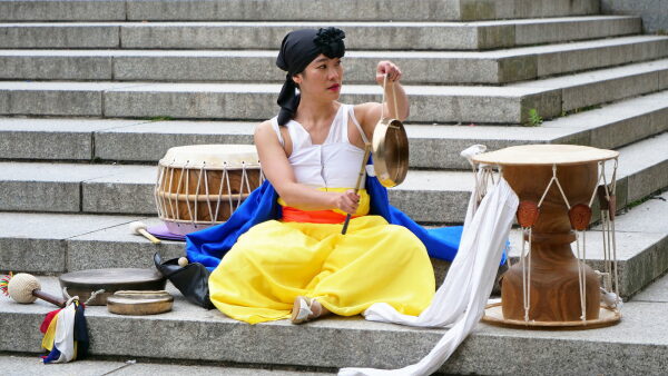 Performance von Otto Oskar Hernndez Ruiz und Shin Hyo Jin im Rahmen der Ausstellung Re-Move Schloss im Aktionsraum Spreeufer.