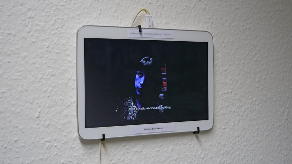 Ausstellung Re-Move Schloss im Aktionsraum Spreeufer. Im Bild: Videoarbeit von PsychoBoddin  Volksbegierden Totale Rekonstruktion (fed and cared for by JP Raether)