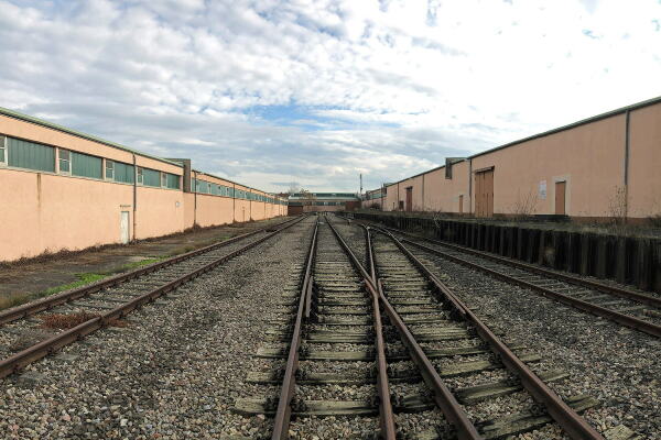 Der Innenhof mit Gleisen