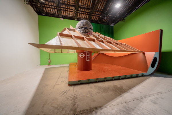 Kroatien untersucht mit �Togetherness/Togetherless�, wie sich mittels einer einfachen r�umlichen Komposition tempor�re Gemeinschaften erzeugen lassen. Der Beitrag wurde von Idis Turato kuratiert. Foto: Andrea Avezz�