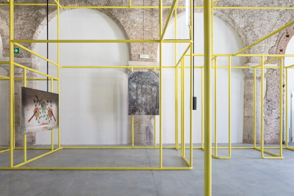 Mit einer gelben Rohrinstallation zeichnen sie ein historisches Hofhaus nach. Zu sehen sind auch thematische Arbeiten von Carlos Casas und Bas Princen. Foto: Giorgio De Vecchi - Giulia Di Lenarda