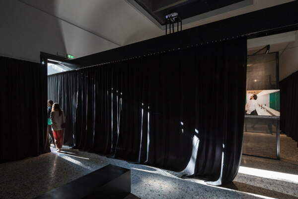 Ebenfalls ein Abstecher wert: Rum�nien untersucht mit �Fading Borders� das Verh�ltnis von Migration und schrumpfenden St�dten. Foto: Laurian Ghinitoiu