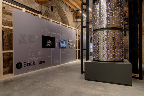 Three British Mosques im Pavilion of Applied Arts des Victoria & Albert Museum. Foto: Andrea Avezz