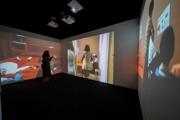 Diese Beziehungen pr�sentieren Fiona Mali, Irola Andoni, Malvina Ferra, Rudina Bre�ani unter anderem anhand von alten Filmen, die im charmanten Kontrast zu heutigen Formen von �vernetzter Einsamkeit� stehen.