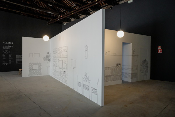 Mit �In Our Home� blickt der Albanische Pavillon auf die wichtige Rolle, die enge nachbarschaftliche Beziehungen einst f�r das Land spielten. Foto: Andrea Avezz�