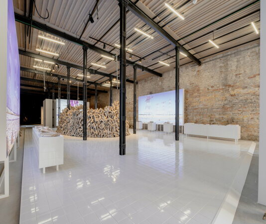 Ein aufwndig gestalteter Messestand? Fast, aber nicht ganz, denn mit Wetland im Pavillon der Vereinigten Arabische Emirate geht es um Alternativen zum allgegenwrtigen Portlandzement.