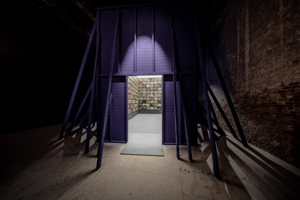 Wirkt formal skurril, ist aber sehenswert: Mit �Testimonial Spaces� pr�sentieren Emilio Mar�n und Rodrigo Sep�lveda im chilenischen Pavillon gemalte Erinnerungen an das Leben in der Siedlung �Jos� Mar�a Caro�, die als sozialer Schmelztiegel gegr�ndet wurde. Foto: Andrea Avezz�