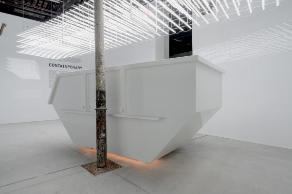 Kosovo zeigt unter Maksut Vezgishi einen Baucontainer. Das Objekt ist Platzhalter f�r die Potenziale undefinierter R�ume. Foto: Andrea Avezz�