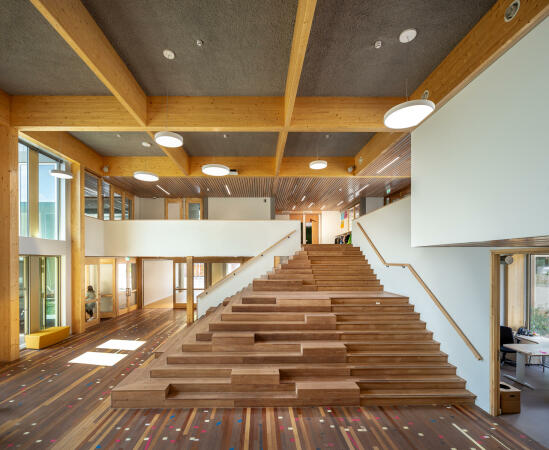 Schulumbau mit Recyclingmaterialien von Moke Architects