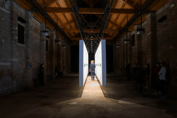 Der katalanische Pavillon versammelt unter dem programmatischen Titel air/aria/aire Beitrge ber Luft als kollektives Gut.