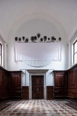 Das Gro�objekt im Hauptschiff der Kirche wird von weiteren Arbeiten Vitals in den Nebenr�umen erg�nzt  � hier eine malerische Referenz an das Letzte Abendmahl.