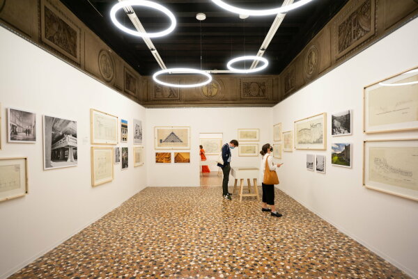 Diese versammelt umfangreiches historisches Material �ber die bemerkenswerte Architektin mit Beziehungen zu den gro�en Architekturstars ihrer Zeit.