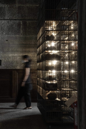 Im Palazzo delle Prigioni direkt an der Seufzerbrcke zu finden, lebt auch dieser Beitrag vom Kontrast zwischen zeitgenssischen Objekten und historischem Background.