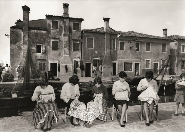 Frauen bei der Handarbeit auf Venedigs Nachbarinsel Burano, die einst für ihre Spitzenstickerei berühmt war. Das Foto entstand 1958.