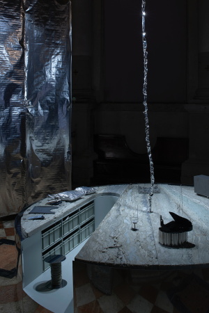 Als Teil der Ausstellung sind auch weitere Projekte Urbonas zu sehen, die � wie seine Euthanasie-Achterbahn � provokativ zwischen Kunst, Architektur und Design changieren.