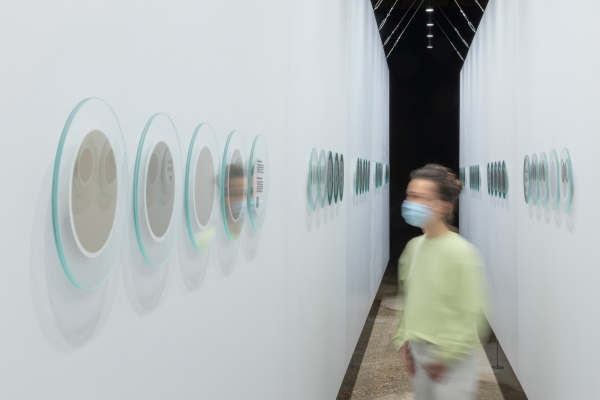 Zu hren ist eine  natrlich  Arie, die extra fr die Ausstellung komponiert wurde. Darber hinaus sind Forschungsbeitrge ber Luftverschmutzung zu entdecken  zum Beispiel benutzte Luftfilter, die in verschiedenen Stdten gesammelt wurden.