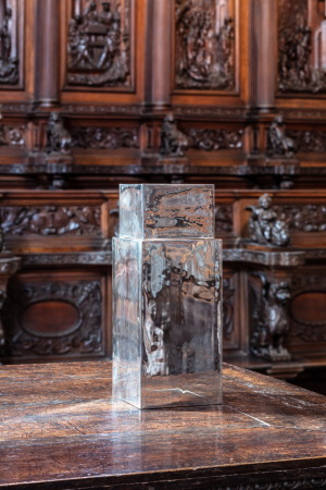 Teils f�gen sich seine minimalistischen Objekte perfekt in die sakrale Umgebung.