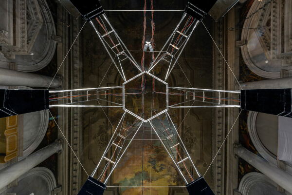 Der Beitrag, der sch�n mit der Kirchenarchitektur kontrastiert, wurde von der �Lithuanian Space Agency� des K�nstlers Julijonas Urbonas gestaltet.