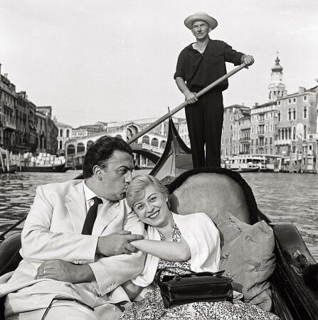 Biasis Fotografien zeigten das einfache Leben, aber auch die Stars seiner Zeit. Hier Federico Fellini und Giulietta Masina 1955 in Venedig.